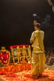 一个小组教士执行Agni梵语的Pooja :火崇拜在Dashashwamedh瓦腊纳西Ghat的-主要和最旧的ghat 图库摄影 一个小组教士执行Agni梵语的Pooja :火崇拜在Dashashwamedh瓦腊纳西Ghat的-主要和最旧的ghat 图库摄影