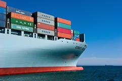 不冻港 俄罗斯- 2016年7月06日:集装箱船中远集团站立在路的北京的弓在船锚 库存照片 不冻港 俄罗斯- 2016年7月06日:集装箱船中远集团站立在路的北京的弓在船锚 库存照片