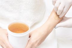 不需要的头发蜡epilation 15个妇女年轻人 整容术沙龙治疗做法 家庭打蜡 库存图片 不需要的头发蜡epilation 15个妇女年轻人 整容术沙龙治疗做法 家庭打蜡 库存图片