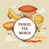 与减速火箭的空运的旅行背景 葡萄酒浮空器飞艇、软式小型飞艇和平原在多云天空 图库摄影 与减速火箭的空运的旅行背景 葡萄酒浮空器飞艇、软式小型飞艇和平原在多云天空 图库摄影