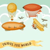 与减速火箭的空运的旅行背景 葡萄酒浮空器飞艇、软式小型飞艇和平原在多云天空 图库摄影 与减速火箭的空运的旅行背景 葡萄酒浮空器飞艇、软式小型飞艇和平原在多云天空 图库摄影