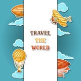 与减速火箭的空运的旅行背景 葡萄酒浮空器飞艇、软式小型飞艇和平原在多云天空 图库摄影 与减速火箭的空运的旅行背景 葡萄酒浮空器飞艇、软式小型飞艇和平原在多云天空 图库摄影