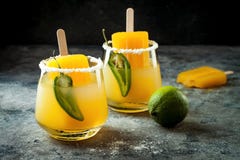 与墨西哥胡椒和石灰的辣芒果冰棍儿玛格丽塔酒鸡尾酒 Cinco de马约角党的墨西哥酒精饮料 免版税库存图片 与墨西哥胡椒和石灰的辣芒果冰棍儿玛格丽塔酒鸡尾酒 Cinco de马约角党的墨西哥酒精饮料 免版税库存图片