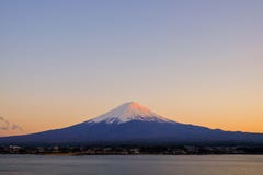 与雪加盖和天空蔚蓝的美丽的富士山在湖kawaguchiko,日本 图库摄影 与雪加盖和天空蔚蓝的美丽的富士山在湖kawaguchiko,日本 图库摄影