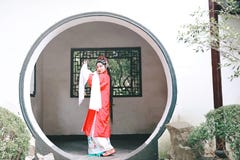 东方艾萨中国女演员北京京剧服装亭子庭院中国传统戏曲戏剧礼服执行古老 免版税图库摄影 东方艾萨中国女演员北京京剧服装亭子庭院中国传统戏曲戏剧礼服执行古老 免版税图库摄影