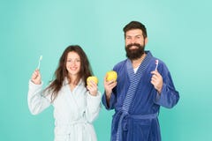 个人卫生 在爱清洗的牙的夫妇 生气勃勃和洁净 保持牙健康 健康习性 brusher 免版税库存图片 个人卫生 在爱清洗的牙的夫妇 生气勃勃和洁净 保持牙健康 健康习性 brusher 免版税库存图片