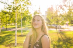 亚洲白种人中国走读女生愉快的湖混合户外外部公园纵向俏丽的种族微笑的春天夏天晴朗的妇女年轻人 微笑在晴朗的夏天或春日的愉快的妇女外面在公园 相当户外白种人妇女 免版税库存照片 亚洲白种人中国走读女生愉快的湖混合户外外部公园纵向俏丽的种族微笑的春天夏天晴朗的妇女年轻人 微笑在晴朗的夏天或春日的愉快的妇女外面在公园 相当户外白种人妇女 免版税库存照片