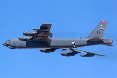 从巴克斯代尔空军基地的美国空军队美国空军波音B-52H Stratofortress战略轰炸机61-0012 免版税库存照片 从巴克斯代尔空军基地的美国空军队美国空军波音B-52H Stratofortress战略轰炸机61-0012 免版税库存照片