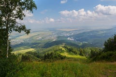 从登上Tserkovka的美好的夏天视图对Belokurikha手段在阿尔泰边疆区 免版税库存照片 从登上Tserkovka的美好的夏天视图对Belokurikha手段在阿尔泰边疆区 免版税库存照片