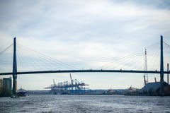 从轮渡的看法在Koehlbrandbridge和集装箱码头阿尔顿 免版税库存照片 从轮渡的看法在Koehlbrandbridge和集装箱码头阿尔顿 免版税库存照片