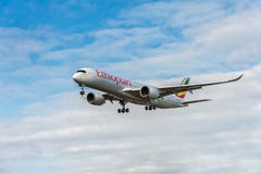 伦敦,英国- 2016年8月22日:ET-ATR埃塞俄比亚航空空中客车A350着陆在希思罗机场,伦敦中 免版税库存照片 伦敦,英国- 2016年8月22日:ET-ATR埃塞俄比亚航空空中客车A350着陆在希思罗机场,伦敦中 免版税库存照片