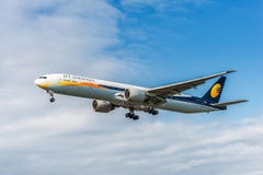 伦敦,英国- 2016年8月22日:VT-JES喷气航空公司波音777着陆在希思罗机场,伦敦中 库存图片 伦敦,英国- 2016年8月22日:VT-JES喷气航空公司波音777着陆在希思罗机场,伦敦中 库存图片