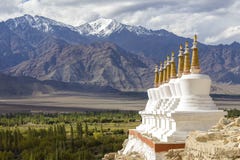 佛教chortens、白色stupa和喜马拉雅山山在背景中在Shey宫殿附近在拉达克,印度 库存图片 佛教chortens、白色stupa和喜马拉雅山山在背景中在Shey宫殿附近在拉达克,印度 库存图片
