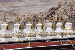 佛教白色stupa和喜马拉雅山山在背景中在Shey宫殿附近在拉达克,印度 库存图片 佛教白色stupa和喜马拉雅山山在背景中在Shey宫殿附近在拉达克,印度 库存图片