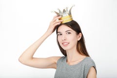 佩带一个手工制造公主冠的激动的愉快的看的妇女 愉快的混合的族种亚洲白种人女性模型特写镜头隔绝了o 库存照片 佩带一个手工制造公主冠的激动的愉快的看的妇女 愉快的混合的族种亚洲白种人女性模型特写镜头隔绝了o 库存照片