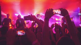 俄罗斯,新西伯利亚, 2016年7月14日 爱好者递录音录影和与巧妙的电话的采取图片在音乐音乐会 库存图片 俄罗斯,新西伯利亚, 2016年7月14日 爱好者递录音录影和与巧妙的电话的采取图片在音乐音乐会 库存图片