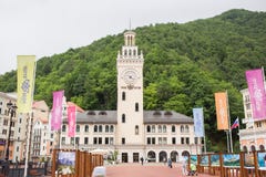 俄罗斯,索契- 2018年5月25日:罗莎Khutor手段、教堂大厦在山背景和树 库存图片 俄罗斯,索契- 2018年5月25日:罗莎Khutor手段、教堂大厦在山背景和树 库存图片