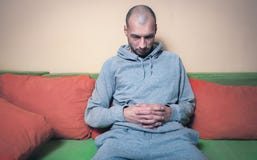 偏僻和沮丧的人感觉急切和,不用原因的生活单独坐他的床在他屋子黑暗的图象自杀浓缩里 图库摄影 偏僻和沮丧的人感觉急切和,不用原因的生活单独坐他的床在他屋子黑暗的图象自杀浓缩里 图库摄影