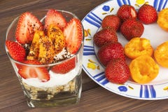 健康早餐用果子 自创酸奶、燕麦粥用草莓,杏子和巧克力 库存照片 健康早餐用果子 自创酸奶、燕麦粥用草莓,杏子和巧克力 库存照片