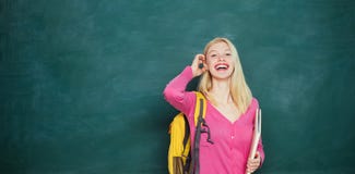准备好的学生教育教育 在校园里的愉快的青少年的大学研究,白种人女生笑,准备 免版税库存照片 准备好的学生教育教育 在校园里的愉快的青少年的大学研究,白种人女生笑,准备 免版税库存照片