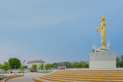 北碧泰国- 4月5日:位于4月5,2019的Mae Klong水坝的金黄菩萨雕象 免版税库存照片 北碧泰国- 4月5日:位于4月5,2019的Mae Klong水坝的金黄菩萨雕象 免版税库存照片