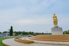 北碧泰国- 4月5日:位于4月5,2019的Mae Klong水坝的金黄菩萨雕象 免版税图库摄影 北碧泰国- 4月5日:位于4月5,2019的Mae Klong水坝的金黄菩萨雕象 免版税图库摄影