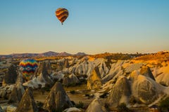 卡帕多细亚的巨大旅游胜地-迅速增加飞行 卡帕多细亚知道环球作为其中一个最佳的地方飞行 免版税库存照片 卡帕多细亚的巨大旅游胜地-迅速增加飞行 卡帕多细亚知道环球作为其中一个最佳的地方飞行 免版税库存照片
