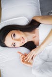 古色古香的企业咖啡合同杯子塑造了新鲜的早晨好老笔场面打字机 微笑的画象相当年轻深色的妇女 免版税库存照片 古色古香的企业咖啡合同杯子塑造了新鲜的早晨好老笔场面打字机 微笑的画象相当年轻深色的妇女 免版税库存照片