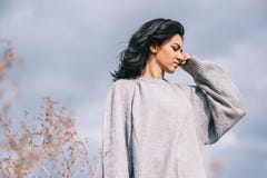 可爱的深色的白种人年轻女人旅客水平的射击有有风头发的,摆在反对阴暗天空 梦想的女性 图库摄影 可爱的深色的白种人年轻女人旅客水平的射击有有风头发的,摆在反对阴暗天空 梦想的女性 图库摄影