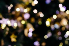 圣诞树在绿色黄色金黄颜色,假日抽象背景的bokeh光,弄脏defocused与五谷行家颜色 免版税图库摄影 圣诞树在绿色黄色金黄颜色,假日抽象背景的bokeh光,弄脏defocused与五谷行家颜色 免版税图库摄影