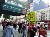 在B&H照片商店之外的人在曼哈顿抗议与标志呼吁联合猛击的终止在手上 图库摄影 在B&H照片商店之外的人在曼哈顿抗议与标志呼吁联合猛击的终止在手上 图库摄影