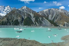 在塔斯曼Glacier湖的大浮动冰山在Aoraki库克山国家公园,新西兰的南岛 库存照片 在塔斯曼Glacier湖的大浮动冰山在Aoraki库克山国家公园,新西兰的南岛 库存照片