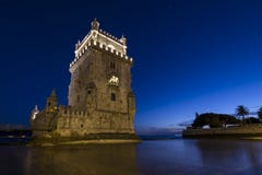 在蓝色小时,Belém Tower托尔de BelA©mm中世纪葡萄牙设防从16世纪在里斯本 库存照片 在蓝色小时,Belém Tower托尔de BelA©mm中世纪葡萄牙设防从16世纪在里斯本 库存照片