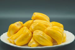 在一块白色板材的新波罗蜜切片 成熟甜黄色的波罗蜜 素食主义者,素食主义者,未加工的食物 异乎寻常的热带水果-孤立 库存照片 在一块白色板材的新波罗蜜切片 成熟甜黄色的波罗蜜 素食主义者,素食主义者,未加工的食物 异乎寻常的热带水果-孤立 库存照片