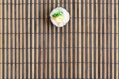 在一张竹秸杆serwing的席子的寿司卷谎言 亚洲食物炒饭传统蔬菜 顶视图 与拷贝空间的平的被放置的简单派射击 库存图片 在一张竹秸杆serwing的席子的寿司卷谎言 亚洲食物炒饭传统蔬菜 顶视图 与拷贝空间的平的被放置的简单派射击 库存图片
