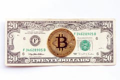 在二十美金的背景的Bitcoin Cryptocurrency对 传统经济 库存照片 在二十美金的背景的Bitcoin Cryptocurrency对 传统经济 库存照片