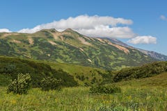 在云彩的Vilyuchinsky stratovolcano 从brookvalley Spokoyny的看法在外面东北倾斜的脚 库存图片 在云彩的Vilyuchinsky stratovolcano 从brookvalley Spokoyny的看法在外面东北倾斜的脚 库存图片