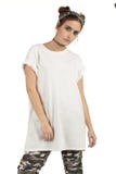 在伪装和一件大白色空白的T恤杉的都市女孩streetwear模型 库存图片 在伪装和一件大白色空白的T恤杉的都市女孩streetwear模型 库存图片