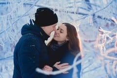 在冬天步行的一对爱恋的夫妇 雪爱情小说,冬天魔术 男人和妇女在冷淡的街道上 人和女孩是休息 图库摄影 在冬天步行的一对爱恋的夫妇 雪爱情小说,冬天魔术 男人和妇女在冷淡的街道上 人和女孩是休息 图库摄影