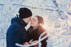 在冬天步行的一对爱恋的夫妇 雪爱情小说,冬天魔术 男人和妇女在冷淡的街道上 人和女孩是休息 免版税图库摄影 在冬天步行的一对爱恋的夫妇 雪爱情小说,冬天魔术 男人和妇女在冷淡的街道上 人和女孩是休息 免版税图库摄影