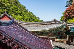 在大厦屋顶的细节视图在韩国佛教寺庙复杂Guinsa里面的 Guinsa,丹阳地区,韩国,亚洲 库存照片 在大厦屋顶的细节视图在韩国佛教寺庙复杂Guinsa里面的 Guinsa,丹阳地区,韩国,亚洲 库存照片