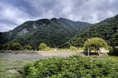 在山、绿色草甸和深蓝天空的美好的夏天风景与云彩 大高加索 阿塞拜疆 库存照片 在山、绿色草甸和深蓝天空的美好的夏天风景与云彩 大高加索 阿塞拜疆 库存照片