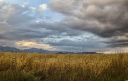 在山、绿色草甸和深蓝天空的美好的夏天风景与云彩 大高加索 阿塞拜疆 免版税图库摄影 在山、绿色草甸和深蓝天空的美好的夏天风景与云彩 大高加索 阿塞拜疆 免版税图库摄影