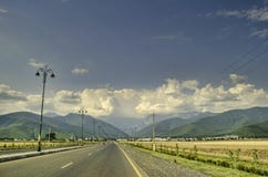在山、绿色草甸和深蓝天空的美好的夏天风景与云彩 大高加索 阿塞拜疆 库存照片 在山、绿色草甸和深蓝天空的美好的夏天风景与云彩 大高加索 阿塞拜疆 库存照片