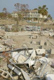 在房子前面的残骸由Hurricane大量地击中了 库存图片 在房子前面的残骸由Hurricane大量地击中了 库存图片
