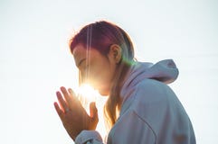 在早晨女孩被关闭她的眼睛,祈祷户外,手在信念的,灵性,宗教概念祷告概念折叠了 免版税库存照片 在早晨女孩被关闭她的眼睛,祈祷户外,手在信念的,灵性,宗教概念祷告概念折叠了 免版税库存照片