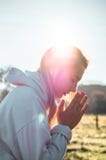 在早晨女孩被关闭她的眼睛,祈祷户外,手在信念的,灵性,宗教概念祷告概念折叠了 库存图片 在早晨女孩被关闭她的眼睛,祈祷户外,手在信念的,灵性,宗教概念祷告概念折叠了 库存图片