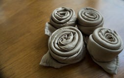 在木背景的四朵金黄餐巾origami玫瑰准备好在事件、党庆祝和假日 免版税库存图片 在木背景的四朵金黄餐巾origami玫瑰准备好在事件、党庆祝和假日 免版税库存图片