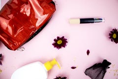 在桌上的化妆用品在妇女 化妆袋子、化妆用品和卫生学方面的产品 文本的桃红色背景 免版税库存照片 在桌上的化妆用品在妇女 化妆袋子、化妆用品和卫生学方面的产品 文本的桃红色背景 免版税库存照片