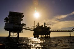 在海湾的油和煤气平台或海,世界能量、近海油和船具建筑平台生产的 免版税库存图片 在海湾的油和煤气平台或海,世界能量、近海油和船具建筑平台生产的 免版税库存图片